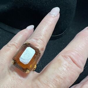 Unlisted Gold Ring with Amber Gem